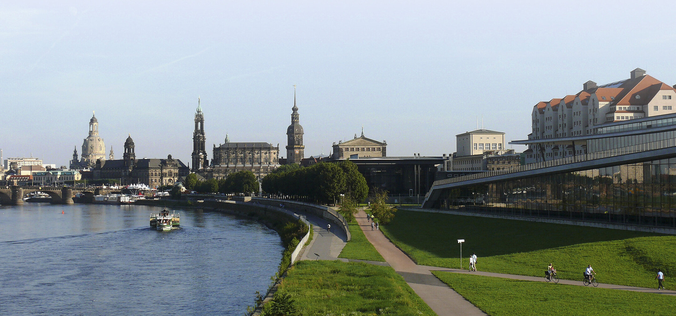 Blick auf die historische Altstadt von Dresden mit Elbe und berühmten Sehenswürdigkeiten im Sonnenschein.