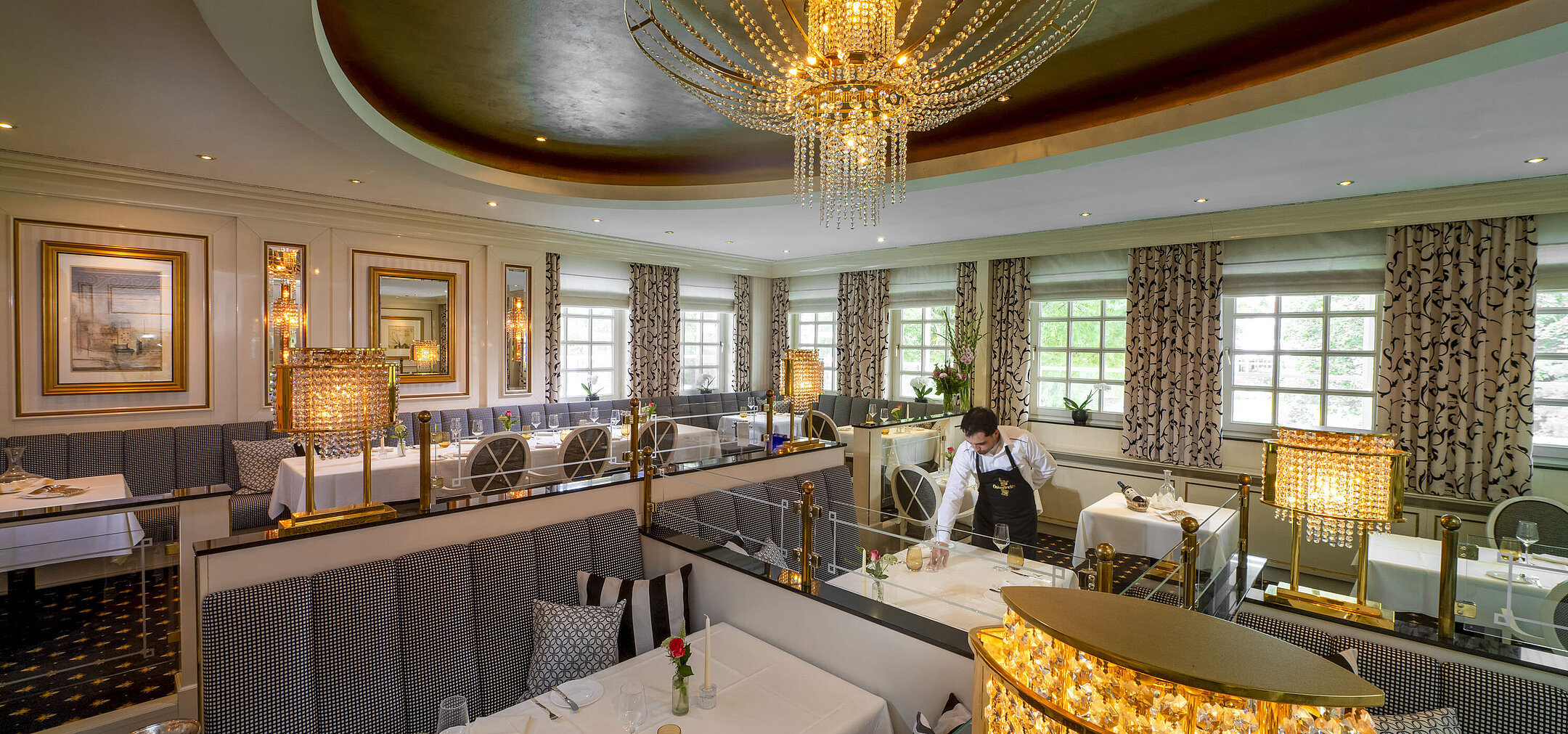 Elegantes Restaurant Orangerie im Maritim Seehotel Timmendorfer Strand mit luxuriöser Einrichtung und gedeckten Tischen.