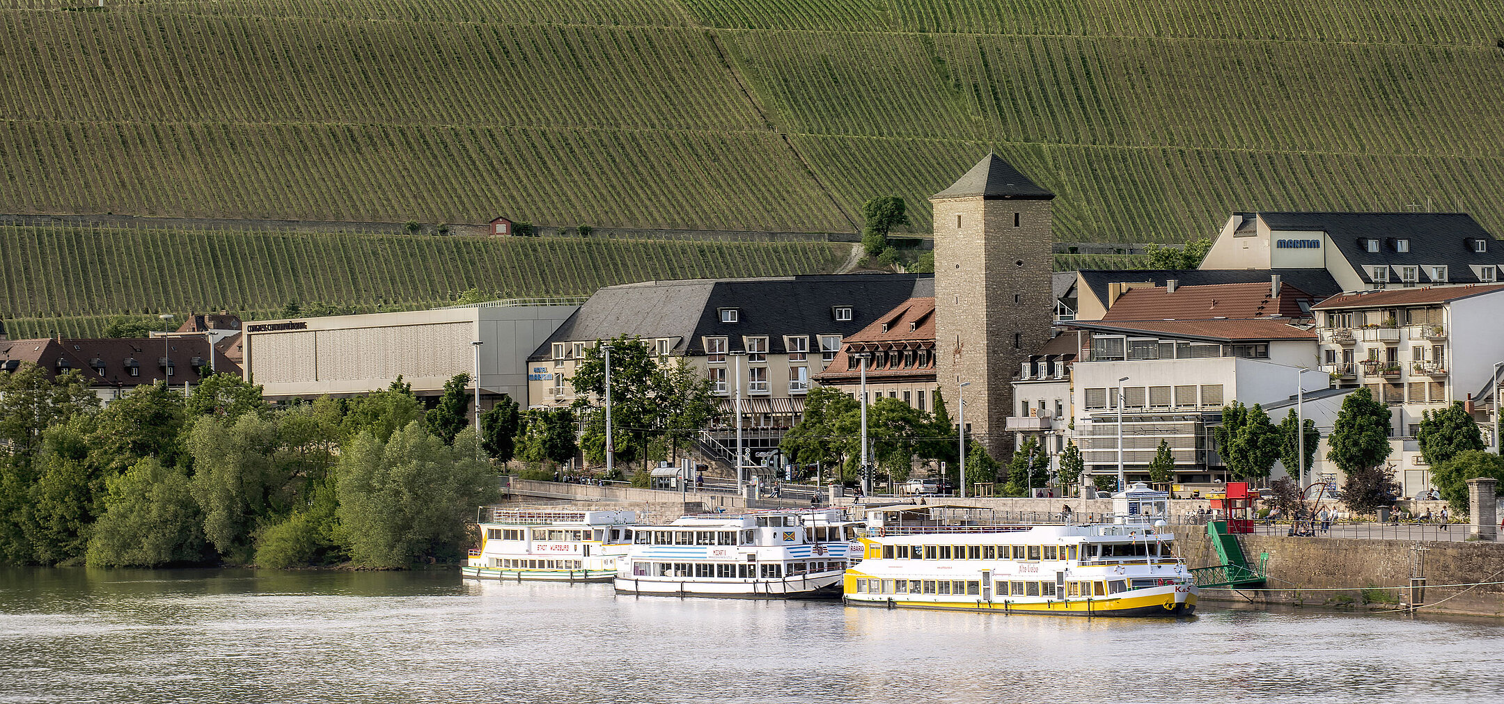 Maritim Hotel Würzburg und Congress Centrum mit Blick auf Weinberge und Anlegestelle am Main