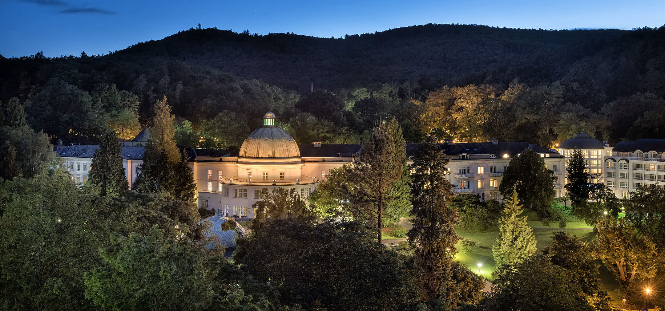 Maritim Hotel Bad Wildungen bei Nacht, stimmungsvoll beleuchtet, eingebettet in die Natur