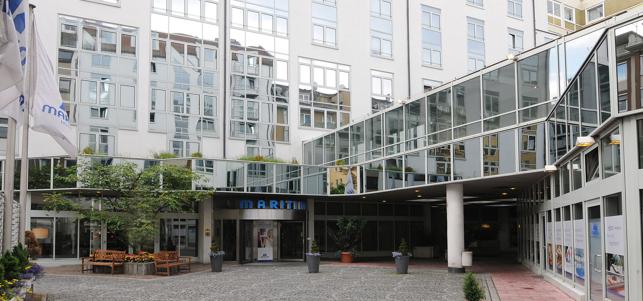 Moderne Fassade mit Glasdetails und Innenhof des Maritim Hotel München