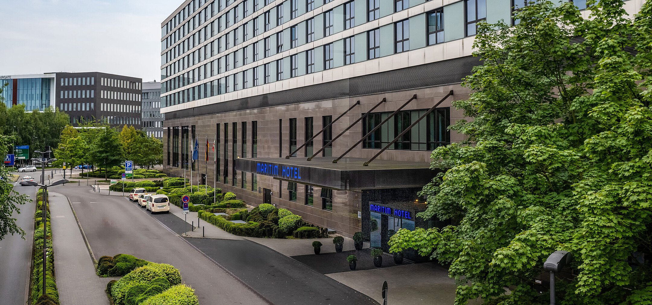 Seitenansicht des Maritim Hotel Düsseldorf mit Zufahrt und Eingangsbereich