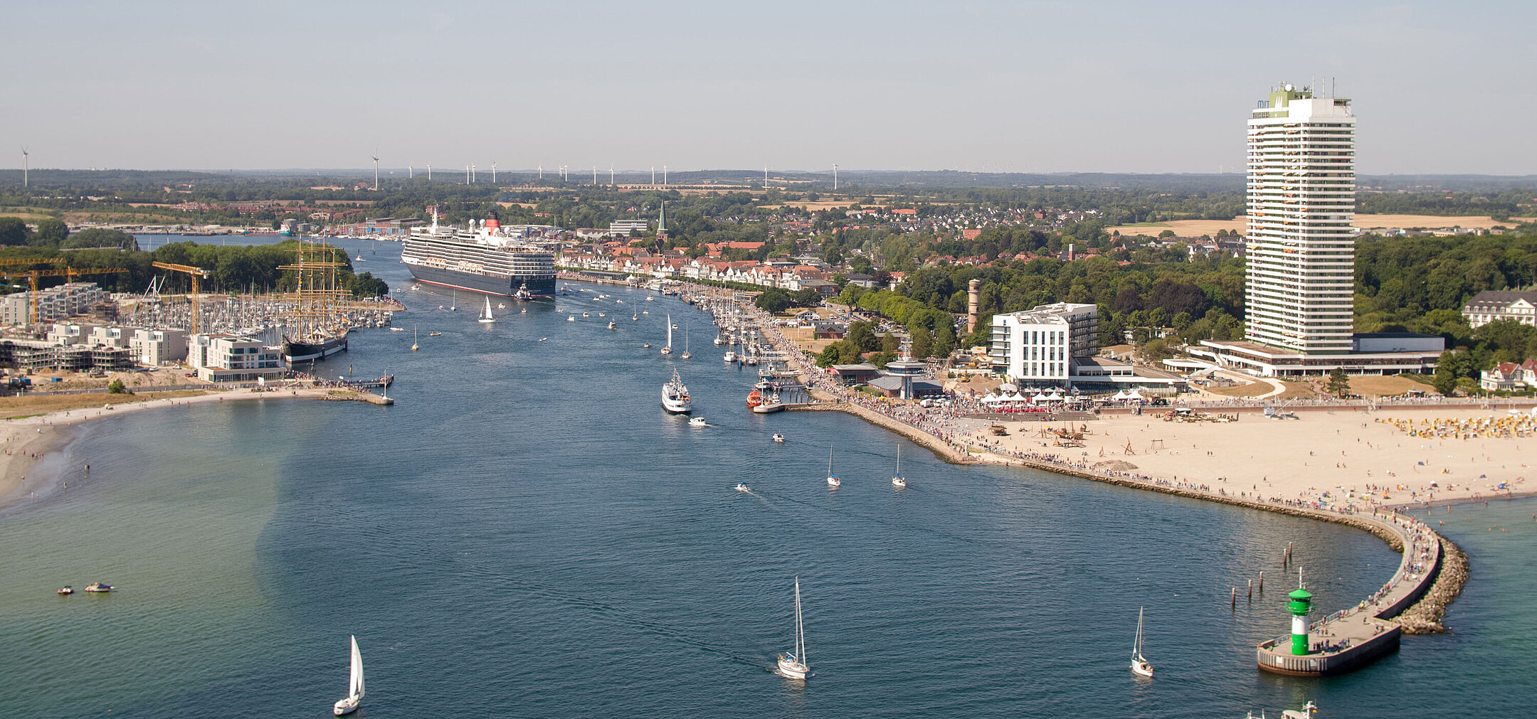 Luftaufnahme von Travemünde mit Kreuzfahrtschiff, Strandpromenade und Maritim Hotel an der Ostsee