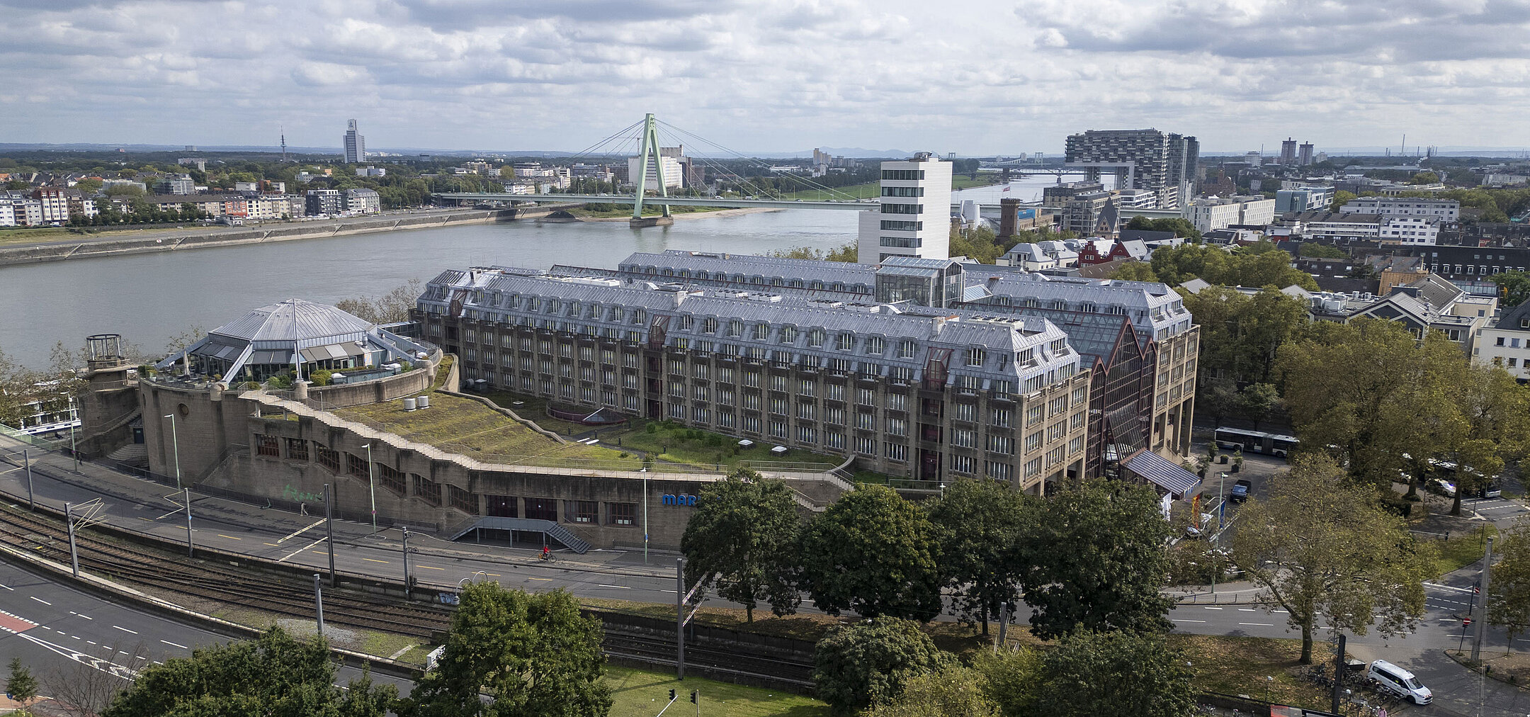 Luftaufnahme des Maritim Hotels Köln, mit Blick auf den Rhein, die Severinsbrücke und umliegende Gebäude.